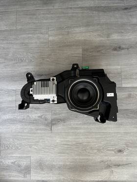 Ford S2dt-18c804-ab Oem Bronco Subwoofer And Amplifier Assembly