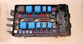 91950-3m170 Hyundai 2009-2011 Genesis Sedan 3.8l Engine Fuse Box Under Hood Oem
